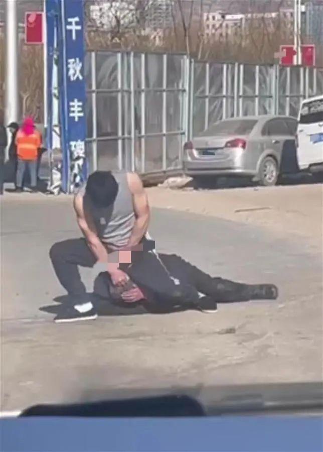男子当街殴打老父引发社会深思，伦理与法治的双重拷问