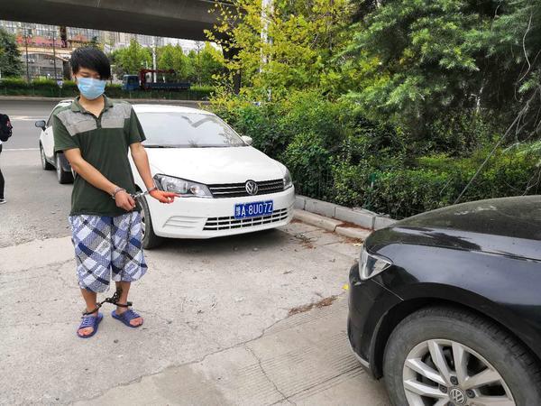 男子砸车窗盗窃落网，法律铁腕不容侵犯