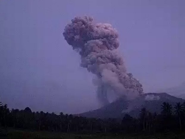 印尼火山喷发引发紧急状况，中国游客滞留事件曝光