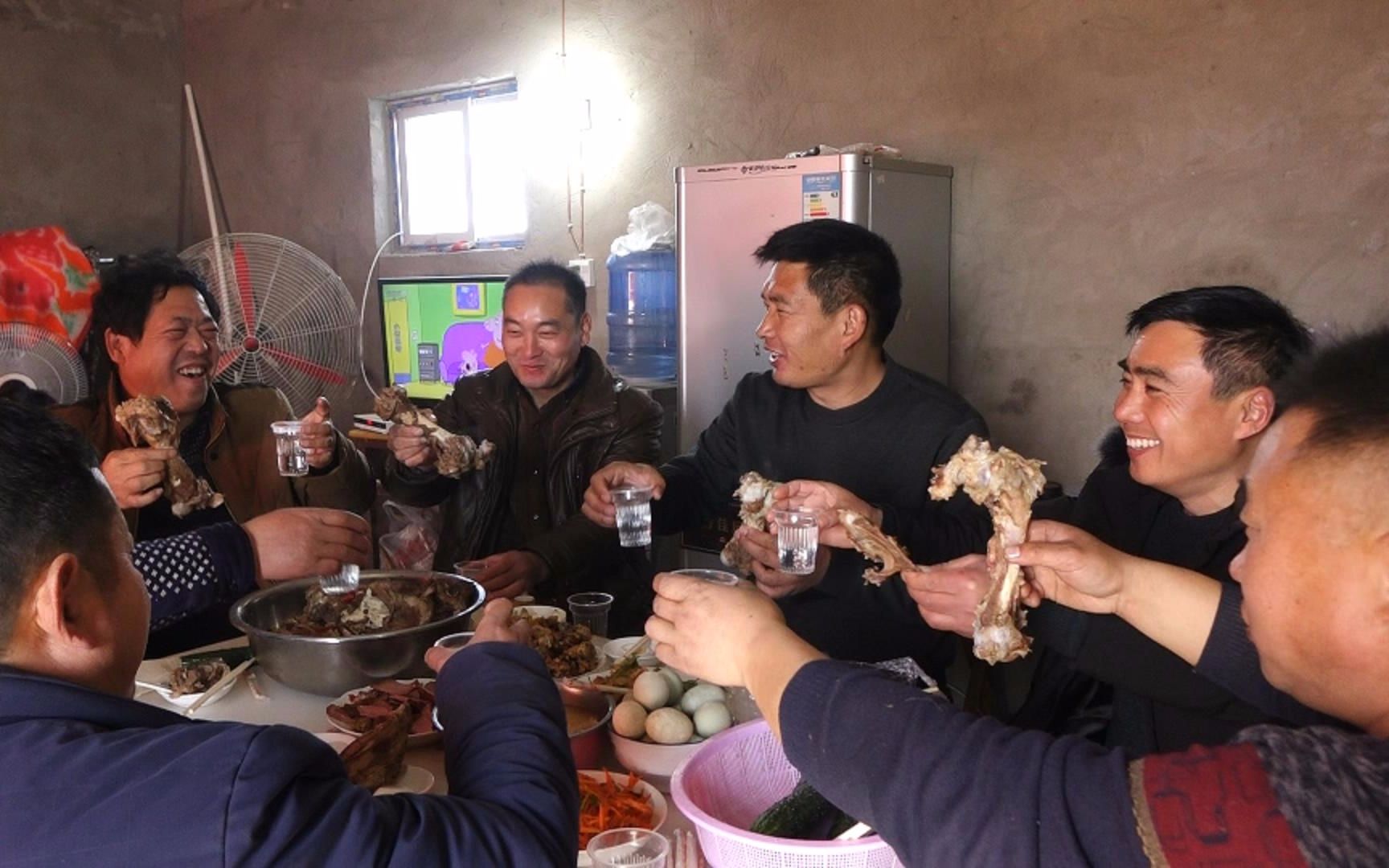 村干部工作日聚餐饮酒事件曝光，回应与重塑社会责任的挑战