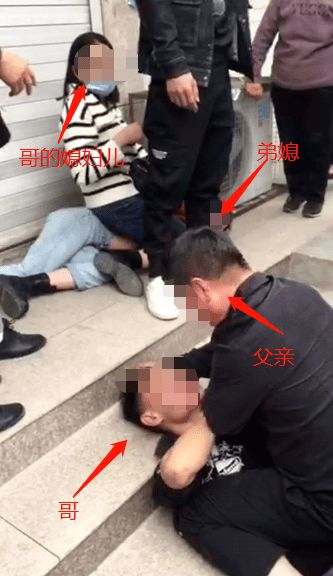 男子当街殴打老父引发关注，家庭问题与社会责任引深思
