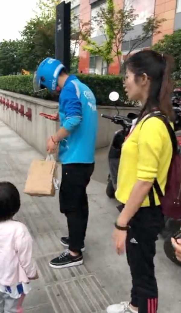 女生独自输液时，外卖员的暖心关怀