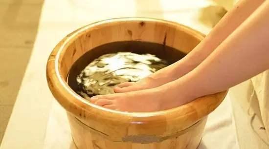 泡脚养生，调节身体经络的奥秘
