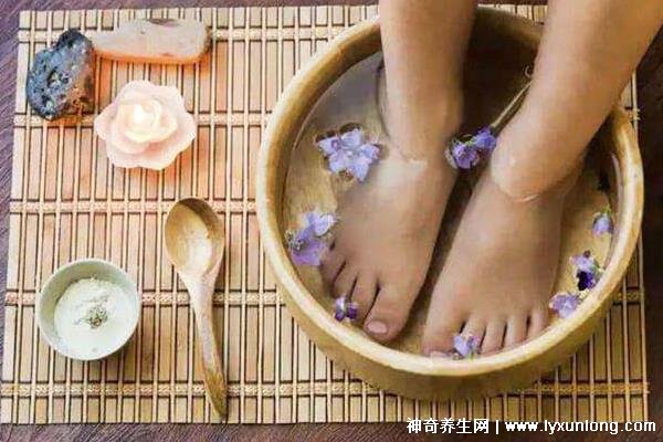 夜晚泡脚，正确方法与养生功效解析